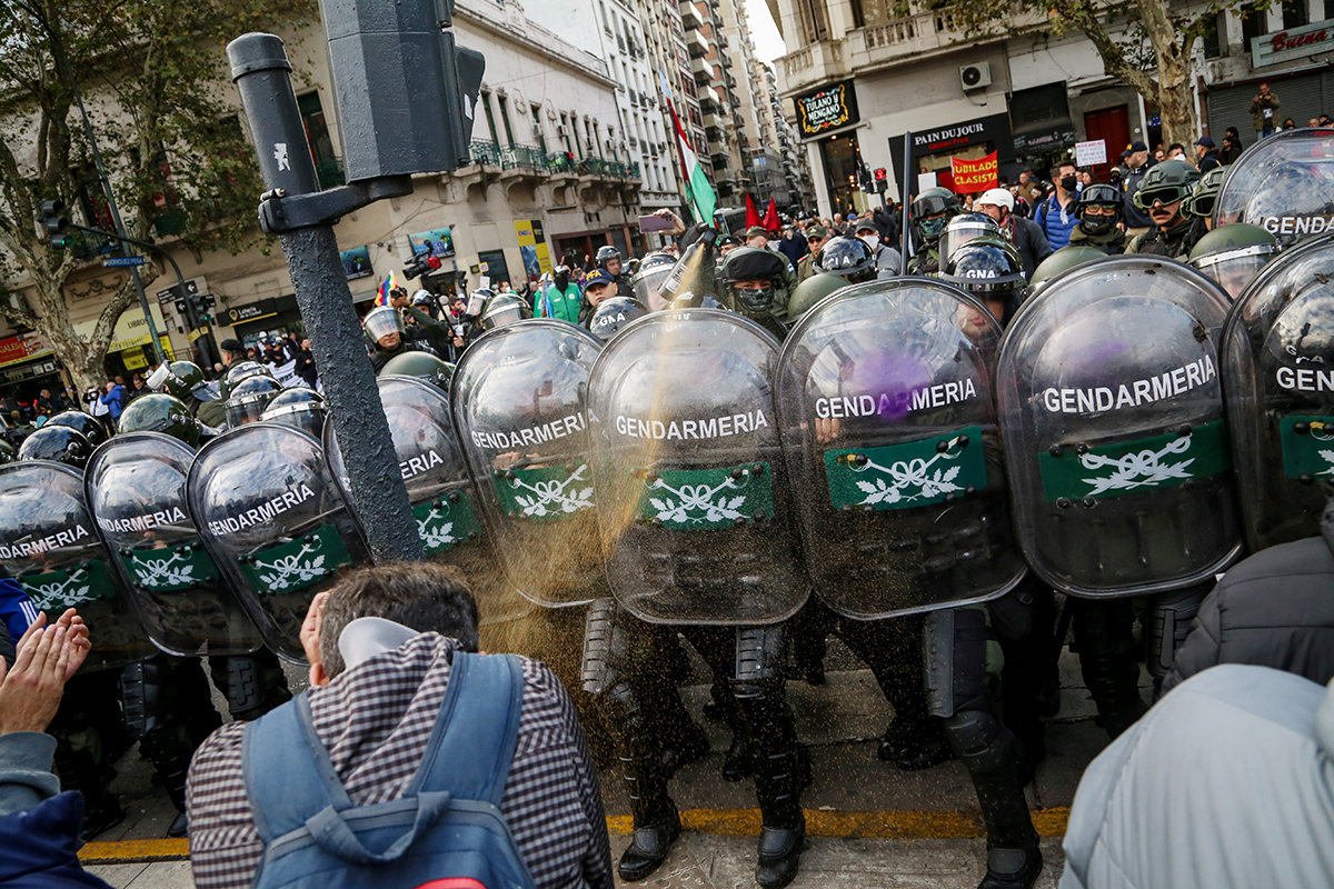 Retirees were attacked by officers from the Prefecture and Gendarmerie in the area of the National Congress. Retirees were attacked by officers from the Prefecture and Gendarmerie in the area of the National Congress.