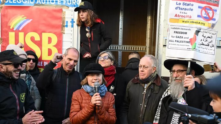 Greta Thunberg in Genoa, for the General Strike: ...solidarity is not dead, there is still some sense of humanity.